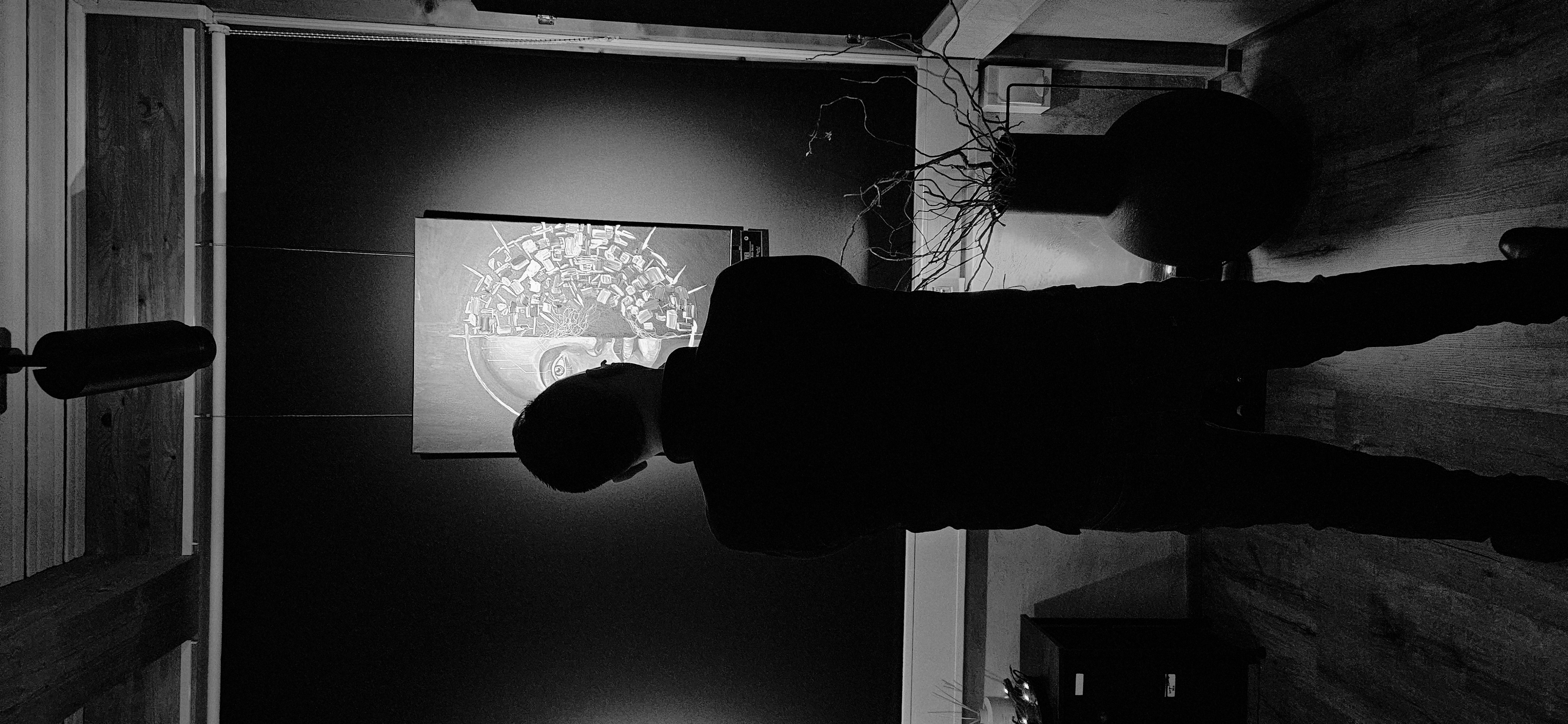Besucher vor einem Werk der Ausstellung PROJECT 2052