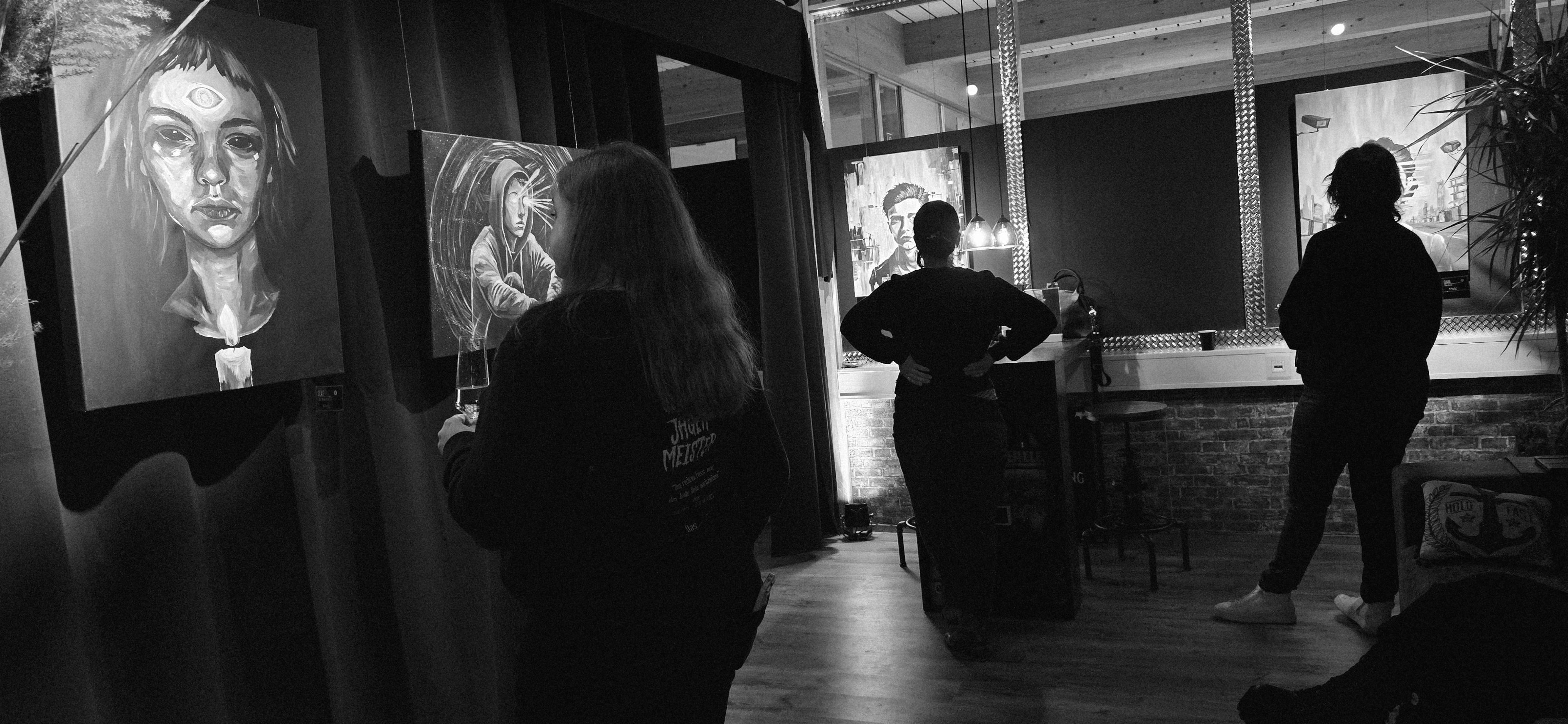 PROJECT 2052 – Ausstellungssituation mit mehreren Werken und Besucherinnen und Besuchern